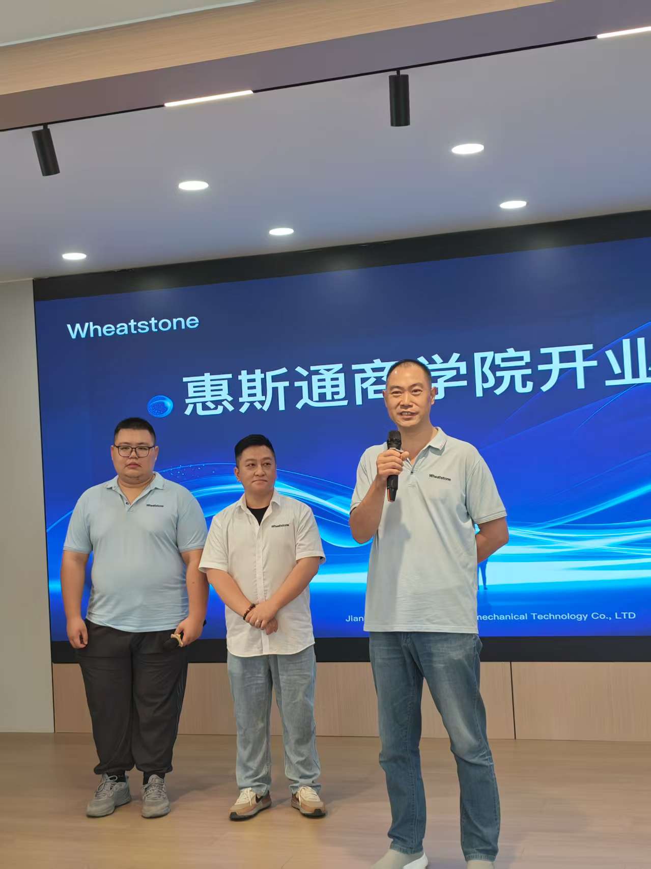 54335047.jpg 54335047.jpg